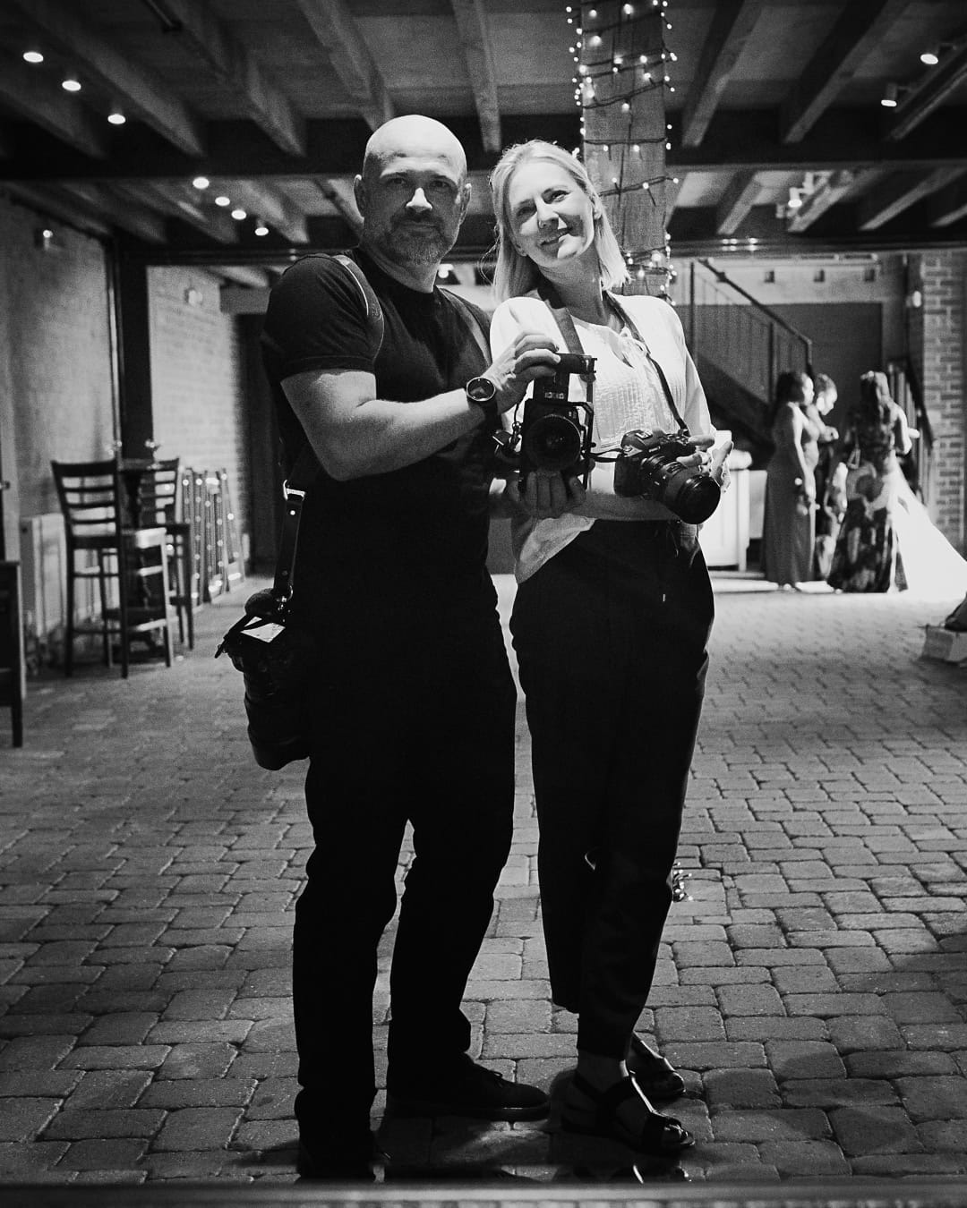 Justyna i Marcin fotografowie ślubni pracujący jako para podczas wesela