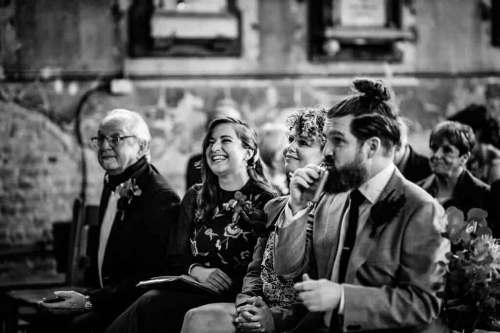 goście weselni siedzący podczas ceremonii ślubnej w Asylum Chapel w Londynie