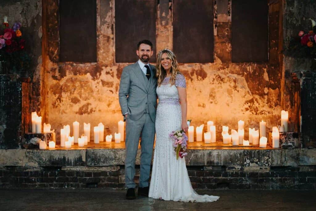 Para młoda stojąca przy ołtarzu ze świecami w Asylum Chapel w Londynie