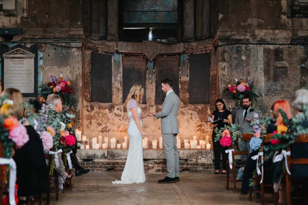 para młoda zakłada sobie obrączki podczas ceremonii ślubnej w Asylum Chapel w Londynie